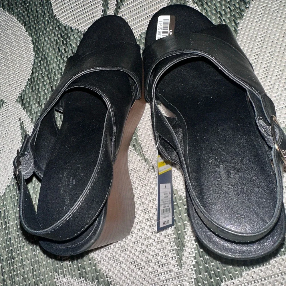 2. Universal Thread Sandals Sz 9 1/2